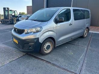 Schadeauto Peugeot Expert 50Kwh Standard 9 personen 136Pk *Navi/Airco 2022/11