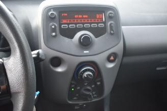 Peugeot 108 1.0 e-VTI  Active 72Pk *Airco picture 9