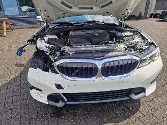 BMW 3-serie 2.0LTr 115KW AUTOM / SPORTLEER / HEAD UPP / ZWARTE HEMEL picture 15