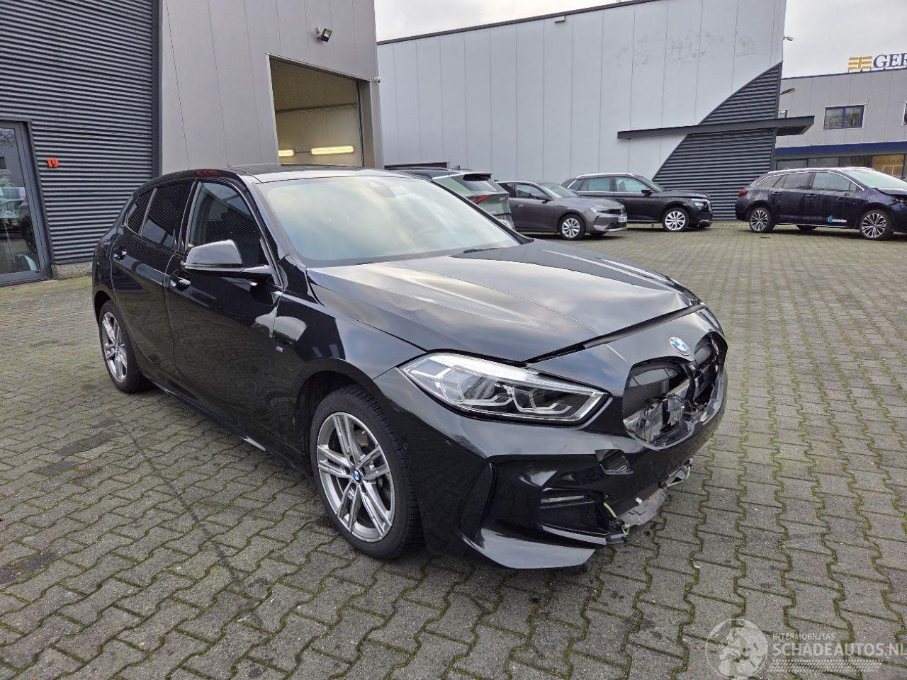 BMW 1-serie 116i M-SPORT AUTOMAAT / PANO / 33 DKM
