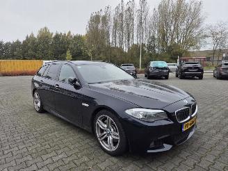 BMW 5-serie 525d M-SPORT / PANO / HEAD UPP picture 2