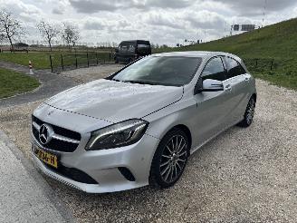 krockskadad bil auto Mercedes A-klasse 180 prestige automaat/navi/camera 2017/11