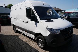 Mercedes Sprinter L2H2 RWD picture 3