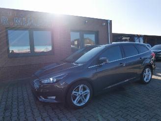 Vaurioauto  passenger cars Ford Focus TITANIUM 2017/5