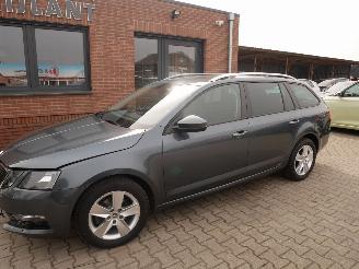 krockskadad bil auto Skoda Octavia STYLE 2020/11