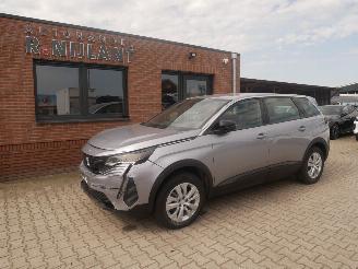 Damaged car Peugeot 5008 ACTIVE PACK HYBRID 7 PERSOONS 2024/10