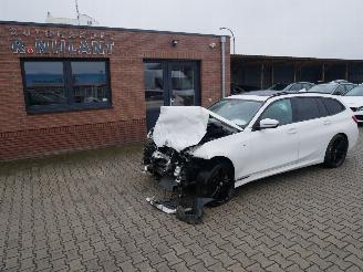 Damaged car BMW 3-serie 330i TOURING XDRIVE M-SPORT SCHUIFDAK LEER LED 2022/7