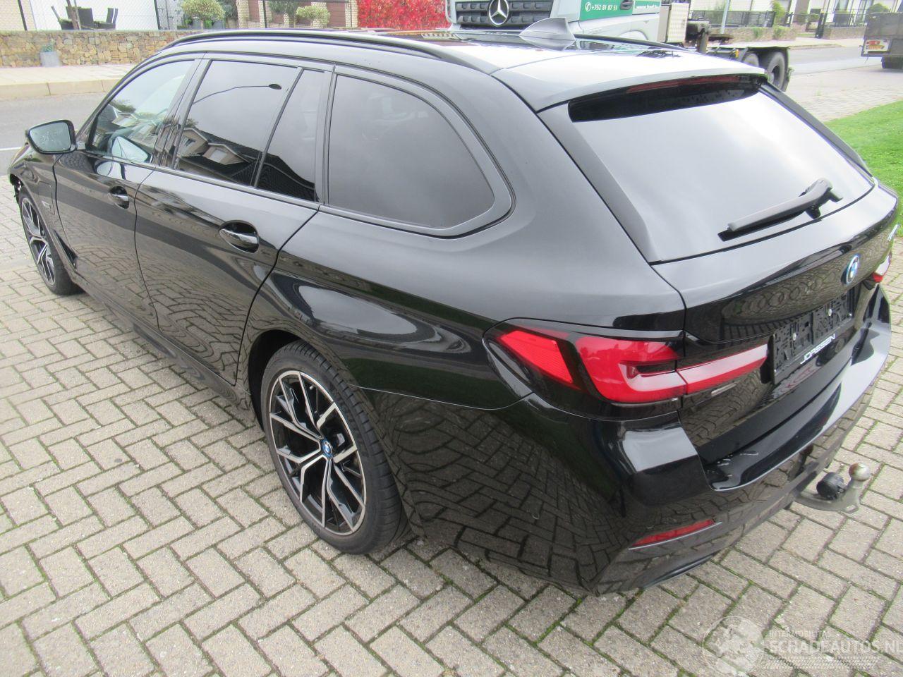 BMW 5-serie 530e Touring Aut. M-Sport  Shadow  Leer Navi Camera Panorama-D Head-Up SchuifDak E.Stoelen LuchtVering.....