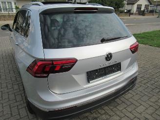 Volkswagen Tiguan 1.5TSI 150pk DSG Aut. Climatronic Leer Navi Camera Pano/Schuifdak Stoel/Stuur Verwarming  Elec.Achterklep picture 9