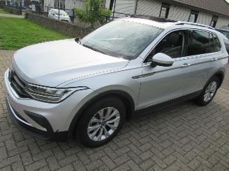 Auto incidentate Volkswagen Tiguan 1.5TSI 150pk DSG Aut. Climatronic Leer Navi Camera Pano/Schuifdak Stoel/Stuur Verwarming  Elec.Achterklep 2022/9