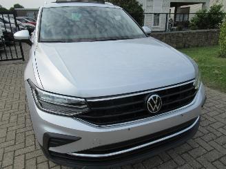 Volkswagen Tiguan 1.5TSI 150pk DSG Aut. Climatronic Leer Navi Camera Pano/Schuifdak Stoel/Stuur Verwarming  Elec.Achterklep picture 4
