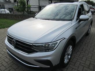 Volkswagen Tiguan 1.5TSI 150pk DSG Aut. Climatronic Leer Navi Camera Pano/Schuifdak Stoel/Stuur Verwarming  Elec.Achterklep picture 2