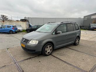 Vaurioauto  passenger cars Volkswagen Touran 1.6 16v FSI Athene 7 persoons 2004/4