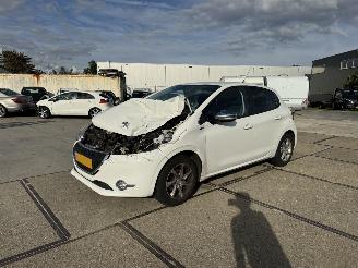 krockskadad bil auto Peugeot 208 1.2 pure tech Style 2015/1