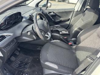 Peugeot 208 1.2 pure tech Style picture 5