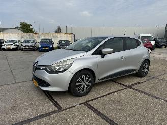 Schadeauto Renault Clio 1.5 DCI Eco Expression 2015/9