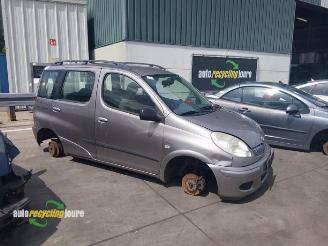 uszkodzony samochody osobowe Toyota Yaris-verso Yaris Verso (P2), MPV, 1999 / 2005 1.4 D-4D 2003/12