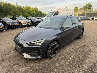 krockskadad bil auto Cupra Leon Leon 150pk Pano Kuipstoelen sfeer verlichting 2024/1
