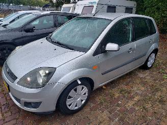 Ford Fiesta 1.4i 5 deurs + Apk picture 2