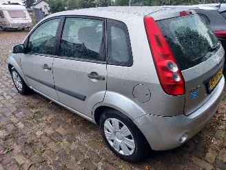 Ford Fiesta 1.4i 5 deurs + Apk picture 4