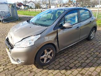 Unfallwagen Peugeot 208 1.2i euro 5 nieuwe apk 2012/9