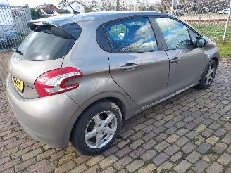 Peugeot 208 1.2i euro 5 nieuwe apk picture 4