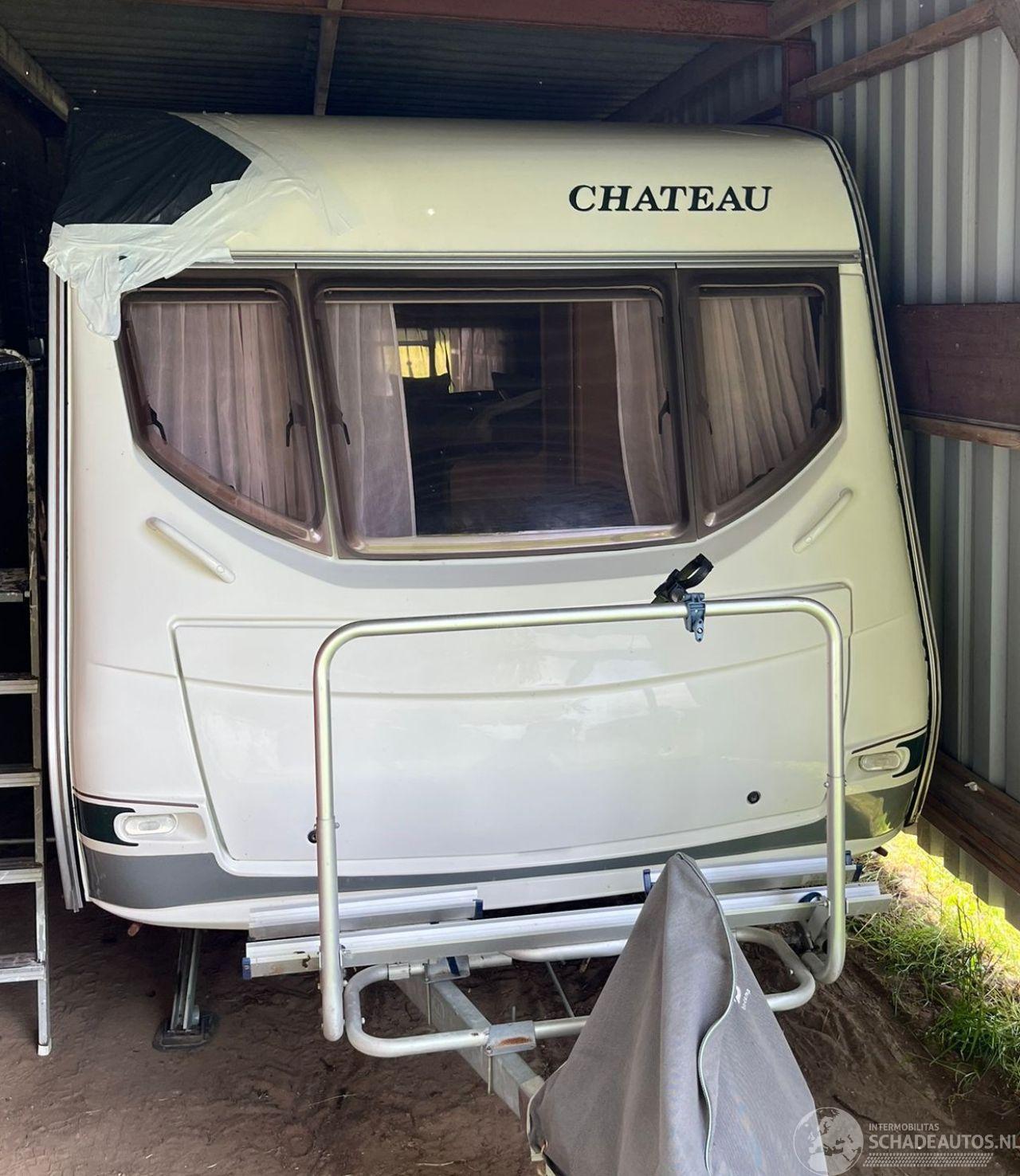 Chateau  390 + Voortent 4 persoons caravan