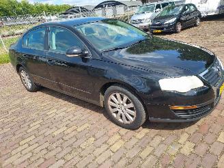 uszkodzony samochody osobowe Volkswagen Passat 1.6 FSI Trendline Sedan 6 bak 2005/6