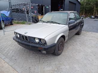 Damaged car BMW 3-serie 318 1989/2