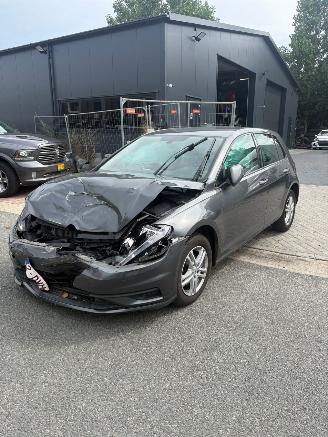 Damaged car Volkswagen Golf 999CC AUTOMAAT 2018/8