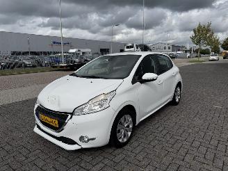 uszkodzony samochody osobowe Peugeot 208 1.2 VTI 60Kw AIRCO NAVI 2014/3