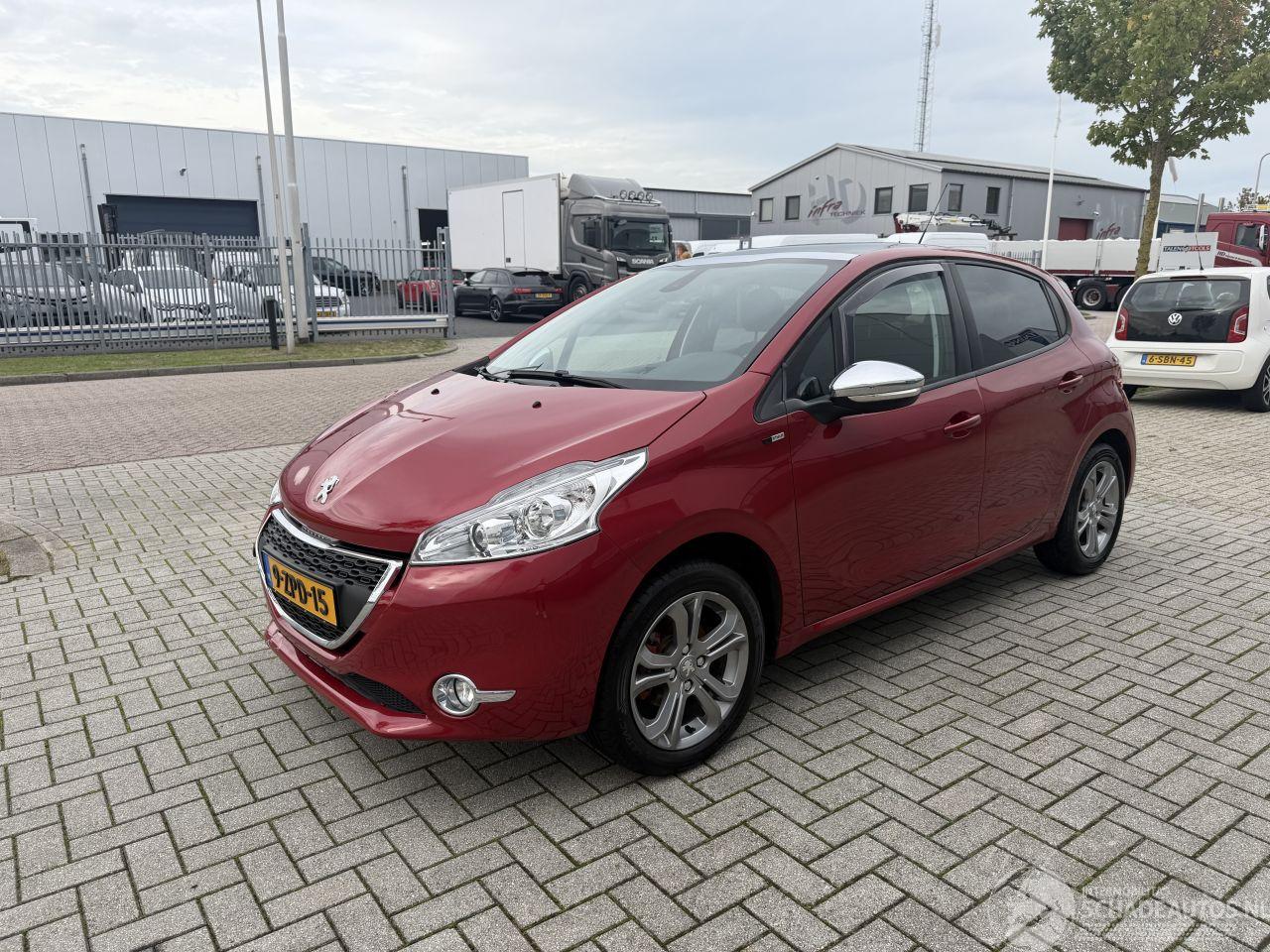 Peugeot 208 1.2 60Kw AUTOMAAT Clima - Navi