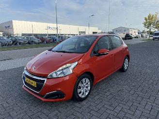 krockskadad bil auto Peugeot 208 1.2 PureTech 60kw AIRCO Euro6 2017/6