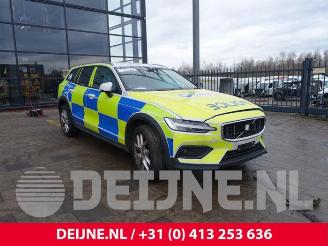 uszkodzony samochody osobowe Volvo V-60 V60 Cross Country II (ZZ), Combi, 2018 2.0 B4 16V Mild Hybrid AWD 2023/1