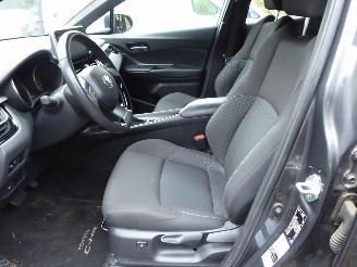 Toyota CH-R Hybrid picture 10