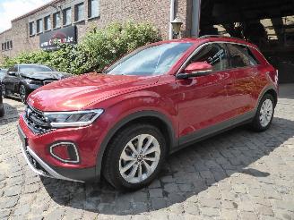 krockskadad bil auto Volkswagen T-Roc Life 2024/8