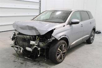 damaged passenger cars Peugeot 5008  2020/8
