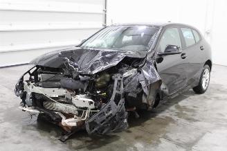 damaged passenger cars BMW 1-serie 118 2019/11