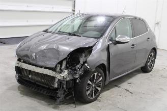 Damaged car Peugeot 208  2019/4