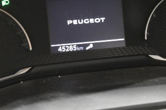 Peugeot 208  picture 8