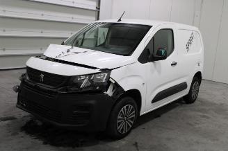 krockskadad bil auto Peugeot Partner  2022/2