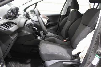 Peugeot 208  picture 9