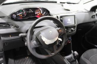 Peugeot 208  picture 8