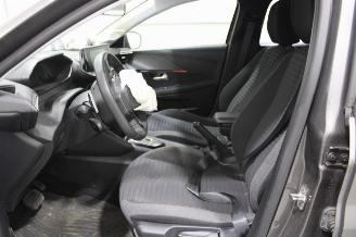 Peugeot 208  picture 10