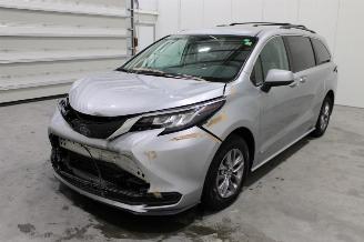 damaged passenger cars Toyota Sienna  2021/4