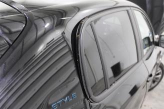 Peugeot 208  picture 8