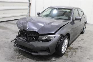 krockskadad bil auto BMW 3-serie 320 2022/5