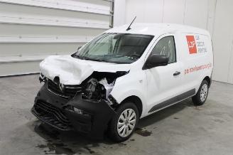 damaged passenger cars Renault Express  2023/2