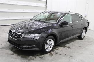 krockskadad bil auto Skoda Superb  2024/2