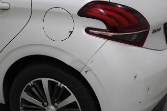 Peugeot 208  picture 25